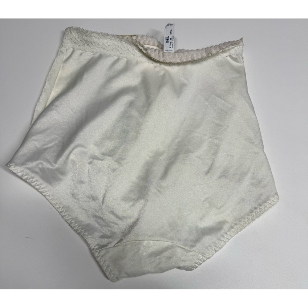 Bali Satin Smooth Collection medium control leg Lace Brief 9706 Flower Detail - Picture 7 of 7